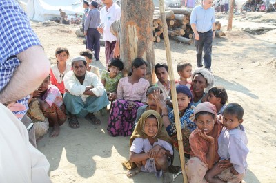 Displaced_Rohingya_people_in_Rakhine_State_(8280610831)