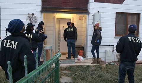 Police searching the houses of academicians in Bolu, 15 January.