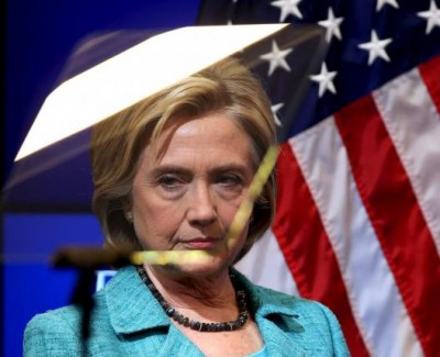 El candidato presidencial demócrata Clinton mira a través de teleprompter antes de discutir el acuerdo nuclear de Irán en Washington