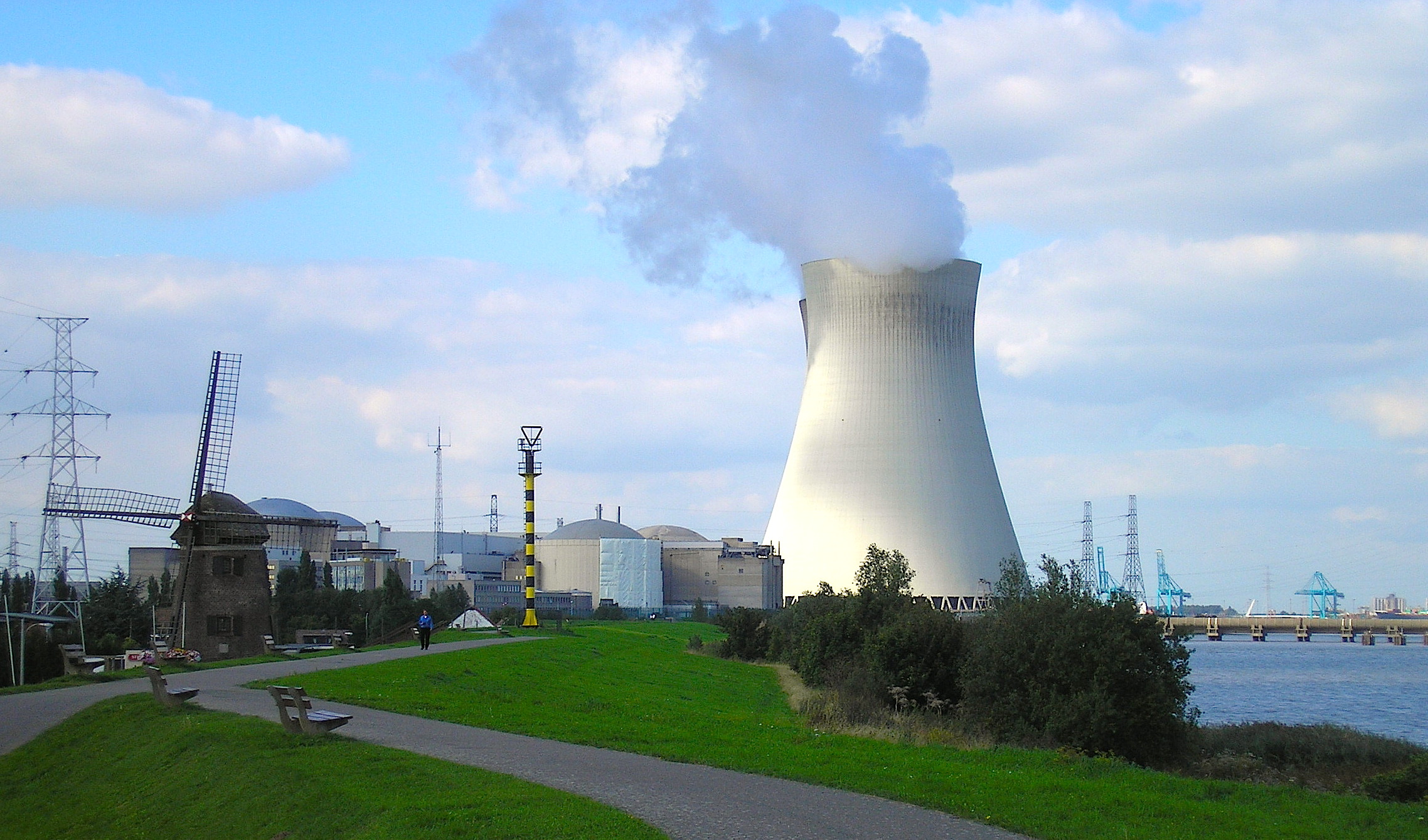 Энергетика германии. Тианж АЭС Бельгия. Атомная электрическая станция Германия АЭС. АЭС дул Бельгия. Атомная станция дул в Бельгии.