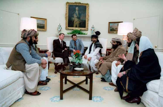 Ronald Reagan spotyka się z dowódcami afgańskich mudżahedinów w Białym Domu w 1985 r. (Archiwum Reagana)