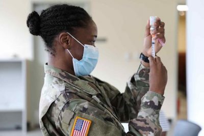 Ein Viertel der US-Soldaten und 75 % der Auftragnehmer des Verteidigungsministeriums widersetzen sich der COVID-Impfpflicht